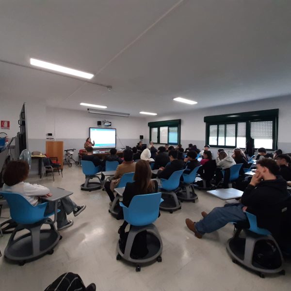e4fcec6d-bbc6-442b-8795-c019b65a6e49 gli studenti e le studentesse durante l'incontro con gli esperti